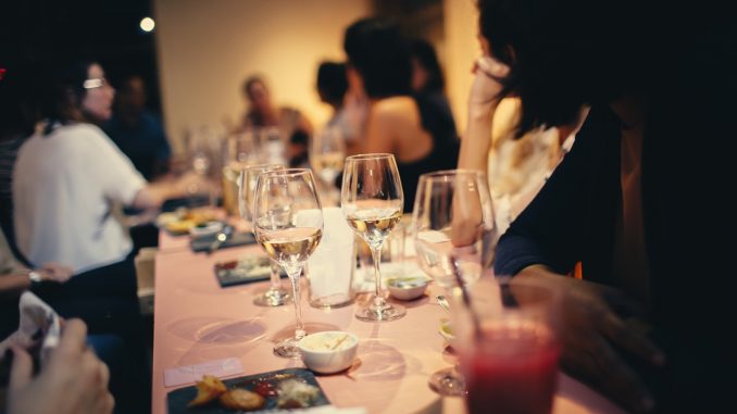 Privatfest med vin på bordet