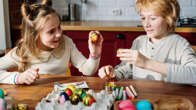 Børn maler æg til påske